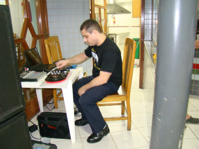 Descrio: C:\Users\MEC\Desktop\Micro Intelbras\HD_WIN2000\Documents and settings\Marcelo\Meus Documentos\Site DJ MEC - JDR Sistemas\Dj_Mec_Niver_Camilo_III.JPG