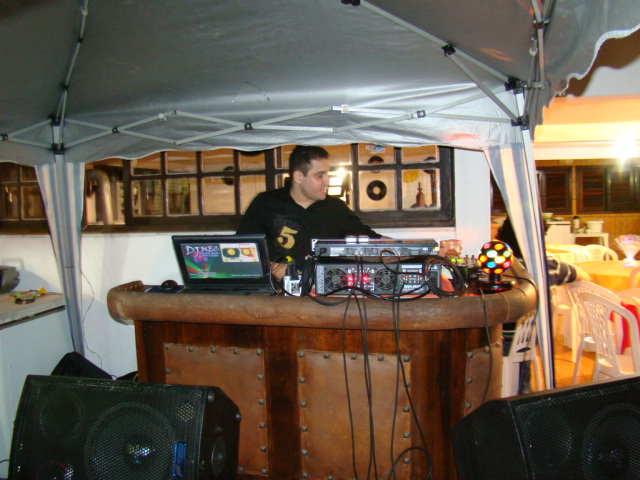 Descrio: C:\Users\MEC\Desktop\Micro Intelbras\HD_WIN2000\Documents and settings\Marcelo\Meus Documentos\Site DJ MEC - JDR Sistemas\Dj_Mec_Niver_Emilia_II.JPG