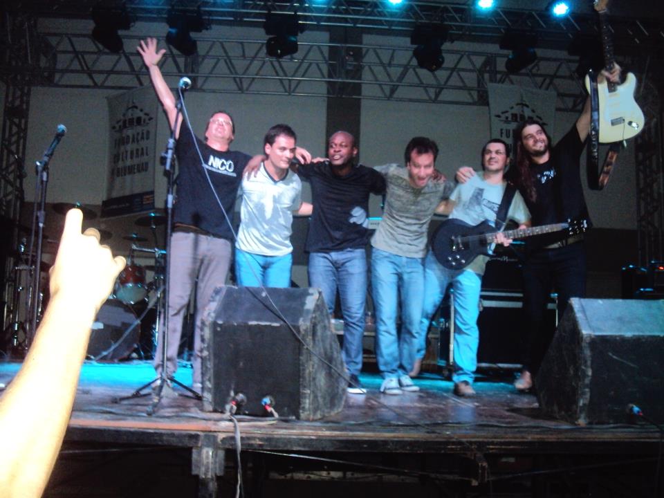 Descrio: C:\Users\MEC\Desktop\Micro Intelbras\HD_WIN2000\Documents and settings\Marcelo\Meus Documentos\Site DJ MEC - JDR Sistemas\Rock_na_rua_1.jpg